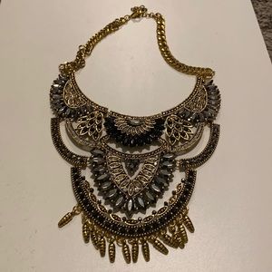 Beautiful costume necklace. Dress it up or down.